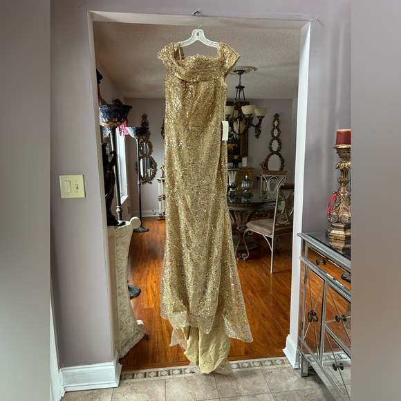 Brand new body flattering sequence gold gown. - Picture 2 of 3